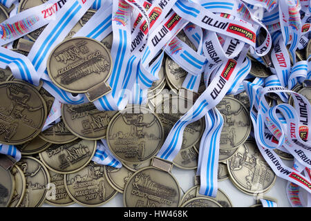 Jerusalem, Israel. 17 Mär, 2017. Stapel von Medaillen für die Läufer, die an der jährlichen Jerusalem Marathon am 17. März 2017 nahmen mehr als 30.000 Läufer, darunter rund 3.500 internationalen Athleten aus 65 Ländern, auf den Strassen von Jerusalem für die 7. jährliche Marathon Event. Credit: Eddie Gerald/alamy leben Nachrichten Stockfoto