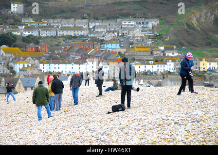 Chesil Beach, Portland, UK. 17. März 2017. Eine Gruppe von Fotografen Abstieg auf Chesil Beach, Portland, an einem kalten Frühlingstag Credit: Stuart Fretwell/Alamy Live-Nachrichten Stockfoto