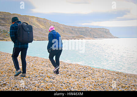 Chesil Beach, Portland, UK. 17. März 2017. Wanderer machen ihren Weg entlang Chesil Beach, Portland, an einem kalten Frühlingstag Credit: Stuart Fretwell/Alamy Live-Nachrichten Stockfoto