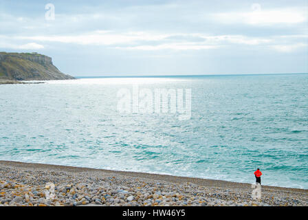 Chesil Beach, Portland, UK. 17. März 2017. Die Menschen gehen durch den Rand des Wassers im Chesil Beach, Portland, an einem kalten Frühlingstag Credit: Stuart Fretwell/Alamy Live-Nachrichten Stockfoto