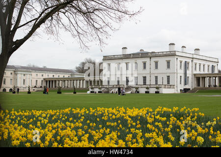 Greenwich, London, UK. 17. März 2017. Narzissen vor der historischen Queen es House in Greenwich. Bildnachweis: Rob Powell/Alamy Live-Nachrichten Stockfoto