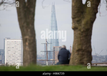 Greenwich, London, UK. 17. März 2017. Mann genießt den Blick auf die Scherbe und Londoner Stadtbild von Greenwich Park heute gesehen. Bildnachweis: Rob Powell/Alamy Live-Nachrichten Stockfoto