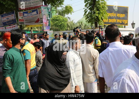 Dhaka, Bangladesch. 17. März 2017. Bangladeshi Menschen versammeln sich um einen abgesperrten Bereich auf ein Militärlager nach einer versuchten Selbstmordanschlag in Dhaka, Bangladesch am 17. März 2017 ausgeschaltet. Ein Mann sprengte sich in einem Camp für Bangladeshs Elite Sicherheitskräfte, zwei andere, in eine scheinbare verpfuschten Selbstmordattentat verwundet. Der Vorfall kam einen Tag nach einer Serie von Überfällen auf Verdacht militanten Verstecke im unruhigen Land, das in den letzten Jahren eine Reihe von islamistischen Anschlägen gelitten hat. Bildnachweis: Zakir Hossain Chowdhury Zakir/Alamy Live-Nachrichten Stockfoto