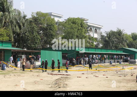 Dhaka, Bangladesch. 17. März 2017. Bangladesch-Sicherheitspersonal versammeln sich um einen abgesperrten Bereich auf ein Militärlager nach einer versuchten Selbstmordanschlag in Dhaka, Bangladesch am 17. März 2017 ausgeschaltet. Ein Mann sprengte sich in einem Camp für Bangladeshs Elite Sicherheitskräfte, zwei andere, in eine scheinbare verpfuschten Selbstmordattentat verwundet. Der Vorfall kam einen Tag nach einer Serie von Überfällen auf Verdacht militanten Verstecke im unruhigen Land, das in den letzten Jahren eine Reihe von islamistischen Anschlägen gelitten hat. Bildnachweis: Zakir Hossain Chowdhury Zakir/Alamy Live-Nachrichten Stockfoto