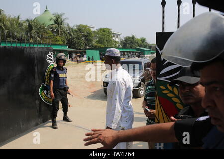 Dhaka, Bangladesch. 17. März 2017. Bangladesch-Sicherheitspersonal versammeln sich um einen abgesperrten Bereich auf ein Militärlager nach einer versuchten Selbstmordanschlag in Dhaka, Bangladesch am 17. März 2017 ausgeschaltet. Ein Mann sprengte sich in einem Camp für Bangladeshs Elite Sicherheitskräfte, zwei andere, in eine scheinbare verpfuschten Selbstmordattentat verwundet. Der Vorfall kam einen Tag nach einer Serie von Überfällen auf Verdacht militanten Verstecke im unruhigen Land, das in den letzten Jahren eine Reihe von islamistischen Anschlägen gelitten hat. Bildnachweis: Zakir Hossain Chowdhury Zakir/Alamy Live-Nachrichten Stockfoto