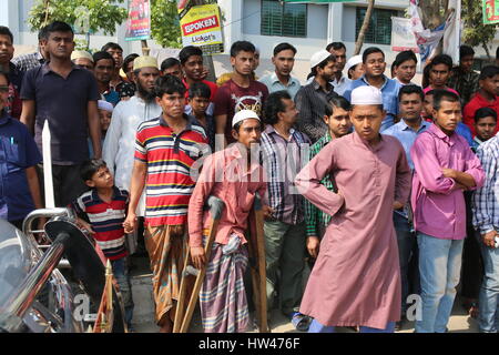 Dhaka, Bangladesch. 17. März 2017. Bangladeshi Menschen versammeln sich um einen abgesperrten Bereich auf ein Militärlager nach einer versuchten Selbstmordanschlag in Dhaka, Bangladesch am 17. März 2017 ausgeschaltet. Ein Mann sprengte sich in einem Camp für Bangladeshs Elite Sicherheitskräfte, zwei andere, in eine scheinbare verpfuschten Selbstmordattentat verwundet. Der Vorfall kam einen Tag nach einer Serie von Überfällen auf Verdacht militanten Verstecke im unruhigen Land, das in den letzten Jahren eine Reihe von islamistischen Anschlägen gelitten hat. Bildnachweis: Zakir Hossain Chowdhury Zakir/Alamy Live-Nachrichten Stockfoto