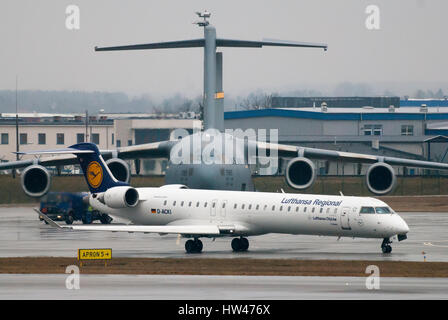 Danzig, Polen. 17. März 2017. Leftismus Regional Flugzeuge Bombardier CRJ-900 und United States Air Force große militärische Transportflugzeuge Boeing C-17A Globemaster III aus der 437th Airlift Wing und 315th Luftbrücke Flügel von Charleston Air Force Base, South Carolina, gelten am 17. März 2017 in Lech Walesa Flughafen Danzig, Polen Credit: Wojciech Strozyk/Alamy Live News Stockfoto