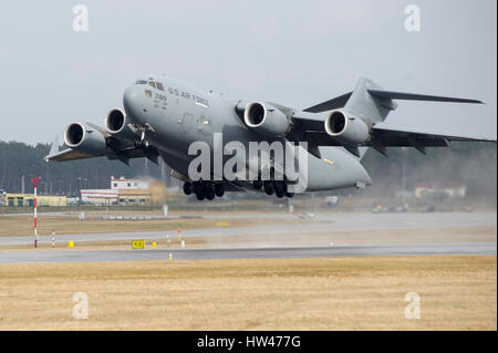 Danzig, Polen. 17. März 2017. United States Air Force große militärische Transportflugzeuge Boeing C-17A Globemaster III aus dem 437th Airlift Wing und 315th Luftbrücke Flügel an Charleston Air Force Base, South Carolina, sieht man am 17. März 2017 in Lech Walesa Flughafen Danzig, Polen Credit: Wojciech Strozyk/Alamy Live News Stockfoto