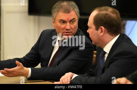 Moskau, Russland. 17. März 2017. Russischen Zustand Duma Lautsprecher Vyacheslav Volodin, links, und Chef des Stabes der Presidential Executive Office Anton Vaino vor einer Sitzung des Sicherheitsrats am Kreml 17. März 2017 in Moskau, Russland. Bildnachweis: Planetpix/Alamy Live-Nachrichten Stockfoto