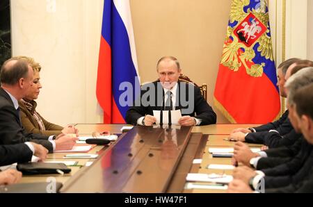 Moskau, Russland. 17. März 2017. Der russische Präsident Vladimir Putin hält eine Sitzung des Sicherheitsrats am Kreml 17. März 2017 in Moskau, Russland. Bildnachweis: Planetpix/Alamy Live-Nachrichten Stockfoto