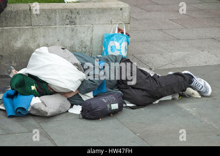 London, UK. 17. März 2017. Lebendige Geist auf dem Trafalgar Square an trüben Nachmittag am St. Patricks Tag vor einem Wochenende der irischen feiern. Bildnachweis: JOHNNY ARMSTEAD/Alamy Live-Nachrichten Stockfoto