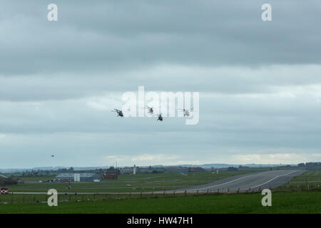 Boscombe Down, Wiltshire, UK. 17. März 2017. Als Grundlage der endgültigen Durchflug von vier Hubschrauber der Royal Navy Lynx Mk.8 von 815 Naval Air Squadron RNAS Yeovilton vor seiner offiziellen Stilllegung am 23. März 2017. Die Hubschrauber waren die kurz vor dem Ende einer fünfstündigen Überflug über Südengland im Laufe des Tages. Bildnachweis: John Eccles/Alamy Live-Nachrichten Stockfoto