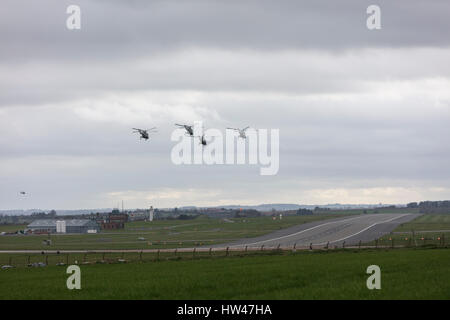 Boscombe Down, Wiltshire, UK. 17. März 2017. Als Grundlage der endgültigen Durchflug von vier Hubschrauber der Royal Navy Lynx Mk.8 von 815 Naval Air Squadron RNAS Yeovilton vor seiner offiziellen Stilllegung am 23. März 2017. Die Hubschrauber waren die kurz vor dem Ende einer fünfstündigen Überflug über Südengland im Laufe des Tages. Bildnachweis: John Eccles/Alamy Live-Nachrichten Stockfoto