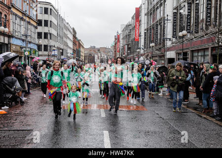 Belfast, Nordirland, Vereinigtes Königreich, 17. März 2017. Trotz zeitweise starkem Regen und einer Temperatur von nur 9C säumen Tausende die Strecke für den St. Patricks Day Parade. Mädchen tanzen in Royal Avenue. © J Orr/Alamy Live-Nachrichten