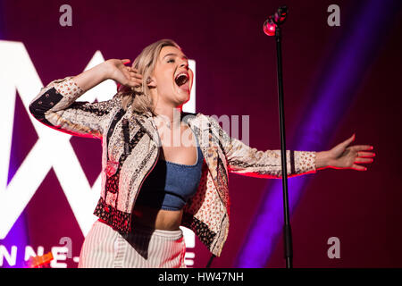 Turin, Italien. 16. März 2017. Die englische Singer-Songwriterin Anne-Marie Nicholson als ANNE-MARIE führt live auf der Bühne PalaAlpitour Eröffnungsshow der Ed Sheeran Credit: Rodolfo weitertransferiert/Alamy Live News Stockfoto