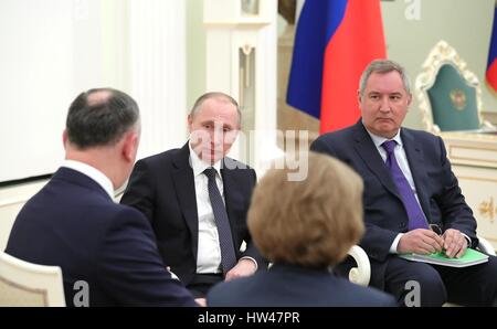 Moskau, Russland. 17. März 2017. Der russische Präsident Vladimir Putin und stellvertretender Premierminister Dmitry Rogozin, richtige, während ein bilaterales Treffen mit Präsident der Republik Moldau Igor Dodon im Kreml 17. März 2017 in Moskau, Russland. In seinem ersten Staatsbesuch in Russland Doyon kann angekündigten Moldawien ein Handelsabkommen mit der Europäischen Union Schrott, wie sie an Russland Annäherung. Bildnachweis: Planetpix/Alamy Live-Nachrichten Stockfoto