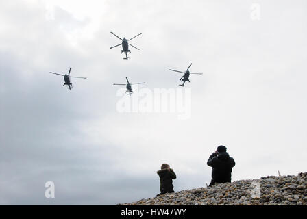 Portland, UK. 17. März 2017. Vier Lynx Mk 8 Hubschrauber beteiligen sich ein Vorbeiflug über ehemalige HMS Osprey, Portland, bevor nach 41 Jahren stillgelegt werden. Piloten, darunter Prinz Andrew, wurden hier ausgebildet. Im Fall des Prinzen, seine Fähigkeiten als Pilot wurde im Falkland-Konflikt von 1982 Credit: Stuart Fretwell/Alamy Live-Nachrichten Stockfoto