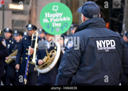 Manhattan, USA. 17. März 2017. NYPD Kampf gegen den Terrorismus-Offizier der New Yorker St. Patrick's Day Parade auf der Fifth Avenue in Midtown Manhattan zu schützen. Bildnachweis: Christopher Penler/Alamy Live-Nachrichten Stockfoto