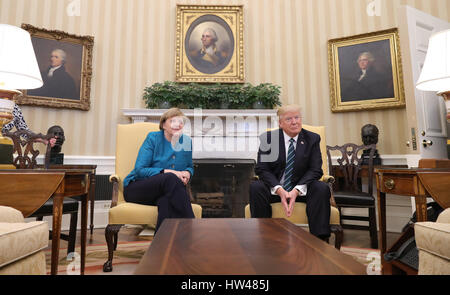 Washington, USA. 17. März 2017. Deutschen Bundeskanzlerin Angela Merkel und US-Präsident Donald Trump Treffen mit einander im Weißen Haus in Washington, USA, 17. März 2017. Foto: Michael Kappeler/Dpa/Alamy Live News Stockfoto