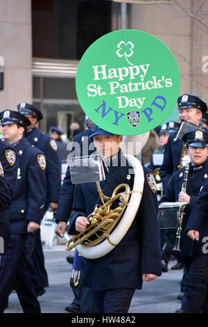 Manhattan, USA. 17. März 2017. NYPD Marching Band, die Teilnahme an der New Yorker St. Patrick's Day Parade in Midtown Manhattan. Bildnachweis: Christopher Penler/Alamy Live-Nachrichten Stockfoto