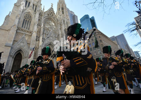 New York, USA. 17. März 2017. Mitglieder des NYPD Smaragd Gesellschaft Rohre & Schlagzeug marschieren vorbei an St. Patricks Kathedrale während der 2017 St. Patricks Day Parade am 17. März 2017 in New York. Bildnachweis: Erik Pendzich/Alamy Live-Nachrichten Stockfoto