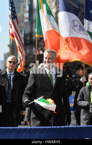 New York, USA. 17. März 2017. New Yorks Bürgermeister Bill de Blasio besucht der 256. jährlichen St. Patrick's Day Parade am 17. März 2017 in New York City. Bildnachweis: Erik Pendzich/Alamy Live-Nachrichten Stockfoto