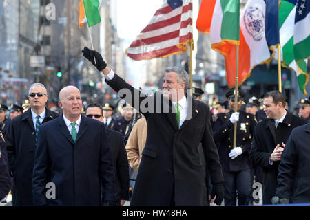New York, USA. 17. März 2017. New Yorks Bürgermeister Bill de Blasio besucht der 256. jährlichen St. Patrick's Day Parade am 17. März 2017 in New York City. Bildnachweis: Erik Pendzich/Alamy Live-Nachrichten Stockfoto