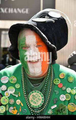 New York, USA. 17. März 2017. Dennis Dunn verkleidet sich im irischen Tarif für den St. Patricks Day Parade. Bildnachweis: Erik Pendzich/Alamy Live-Nachrichten Stockfoto
