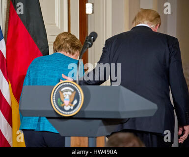 Washington, USA. 17. März 2017. US-Präsident Donald J. Trump und Bundeskanzlerin Angela Merkel führen eine gemeinsame Pressekonferenz im East Room des weißen Hauses in Washington, DC auf Freitag, 17. März 2017. Bildnachweis: MediaPunch Inc/Alamy Live-Nachrichten Stockfoto