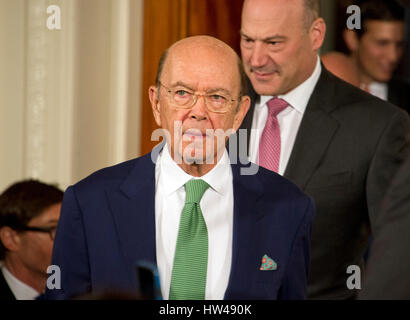 Washington, USA. 17. März 2017. United States Secretary Of Commerce Wilbur Ross kommt vor uns Präsident Donald J. Trump und Bundeskanzlerin Angela Merkel Deutschland Durchführung einer gemeinsamen Pressekonferenz im East Room des weißen Hauses in Washington, DC auf Freitag, 17. März 2017. Bildnachweis: MediaPunch Inc/Alamy Live-Nachrichten Stockfoto