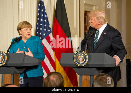 Washington, USA. 17. März 2017. US-Präsident Donald J. Trump und Bundeskanzlerin Angela Merkel führen eine gemeinsame Pressekonferenz im East Room des weißen Hauses in Washington, DC auf Freitag, 17. März 2017. Bildnachweis: MediaPunch Inc/Alamy Live-Nachrichten Stockfoto