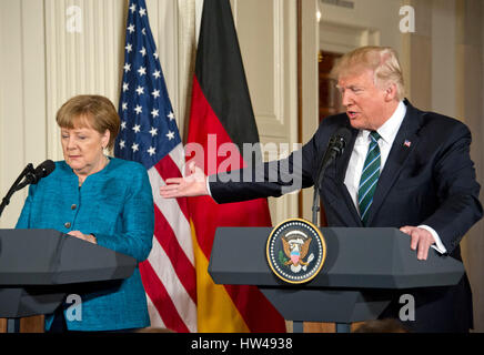 Washington, USA. 17. März 2017. US-Präsident Donald J. Trump und Bundeskanzlerin Angela Merkel führen eine gemeinsame Pressekonferenz im East Room des weißen Hauses in Washington, DC auf Freitag, 17. März 2017. Bildnachweis: MediaPunch Inc/Alamy Live-Nachrichten Stockfoto