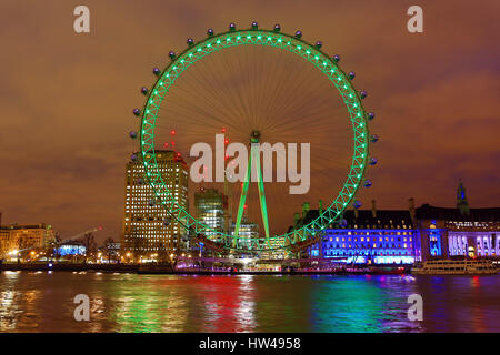 London, UK. 17. März 2017. Das London Eye geht Grün feiern St. Patricks Day in London, England-Credit: Paul Brown/Alamy Live News Stockfoto