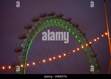 Southbank, London, UK. 17. März 2017. Das London Eye ist für St. Patricks Day grün verfärbt. Bildnachweis: Matthew Chattle/Alamy Live-Nachrichten Stockfoto