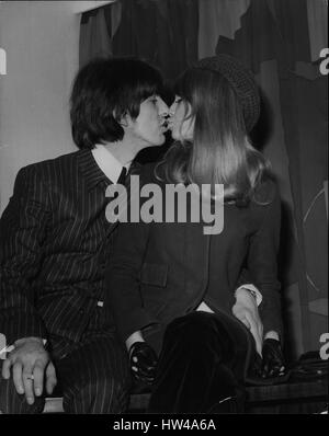 Januar 1966 - Beatle George Harrison and His Bride of One Day halten Presseempfang: George Harrison der neueste Beatle to Marry hielt heute Nachmittag einen Presseempfang im Nms in Augyll in London ab, um seine Braut Patti Boyd, ein 21-jähriges Model, zu treffen. Sie haben gestern in einem kleinen Standesamt am Stadtrand von London geheiratet. Foto zeigt, wie George seiner Frau Patti während der Pressekonferenz heute Nachmittag einen Liebeskuss gibt. (Bild: © Keystone Press Agency/Keystone USA via ZUMAPRESS.com) Stockfoto