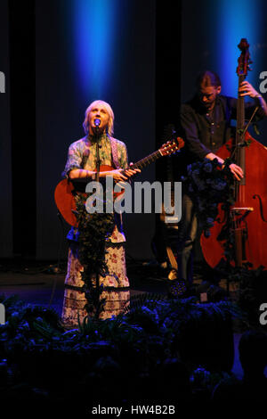 London, UK. 17. März 2017. Laura Marling die live auf der Bühne im The Roundhouse in London. Foto: Freitag, 17. März 2017. Bildnachweis sollte lauten: Roger Garfield/Alamy Live News Stockfoto