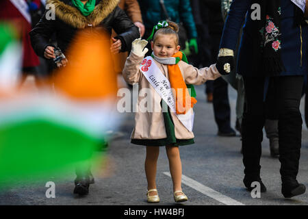 New York, USA. 17. März 2017. Eine Mädchen besucht der St. Patricks Day Parade in New York, Vereinigte Staaten, am 17. März 2017. Hunderttausende von Menschen versammelten sich neben New Yorker Fifth Avenue, der St. Patricks Day Parade hier am Samstag zu sehen. Bildnachweis: Li Rui/Xinhua/Alamy Live-Nachrichten Stockfoto