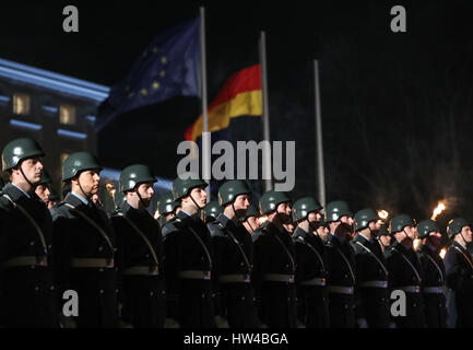 Berlin, Deutschland. 17. März 2017. Die Ehrenwache besuchen die Grand Tattoo-Zeremonie zu Ehren der scheidenden Bundespräsidenten Joachim Gauck im Präsidentenpalast von Schloss Bellevue in Berlin, Hauptstadt Deutschlands, am 17. März 2017. Joachim Gauck ist Ausscheiden aus dem Amt nach einer Amtszeit von fünf Jahren und wird vom ehemaligen Außenminister Frank-Walter Steinmeier gelungen sein. Bildnachweis: Shan Yuqi/Xinhua/Alamy Live-Nachrichten Stockfoto