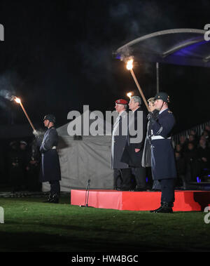 Berlin, Deutschland. 17. März 2017. Ausgehende Bundespräsident Joachim Gauck besucht (3. R) die Grand Tattoo-Zeremonie für ihn im Präsidentenpalast von Schloss Bellevue in Berlin, Hauptstadt Deutschlands, am 17. März 2017. Joachim Gauck ist Ausscheiden aus dem Amt nach einer Amtszeit von fünf Jahren und wird vom ehemaligen Außenminister Frank-Walter Steinmeier gelungen sein. Bildnachweis: Shan Yuqi/Xinhua/Alamy Live-Nachrichten Stockfoto