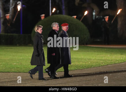 Berlin, Deutschland. 17. März 2017. Outgoing German President Joachim Gauck (C) kommen für die Grand Tattoo-Zeremonie für ihn im Präsidentenpalast von Schloss Bellevue in Berlin, Hauptstadt Deutschlands, am 17. März 2017. Joachim Gauck ist Ausscheiden aus dem Amt nach einer Amtszeit von fünf Jahren und wird vom ehemaligen Außenminister Frank-Walter Steinmeier gelungen sein. Bildnachweis: Shan Yuqi/Xinhua/Alamy Live-Nachrichten Stockfoto