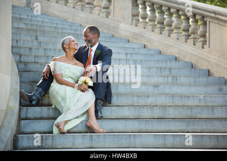 Schwarz Paar sitzt auf Steintreppe Stockfoto