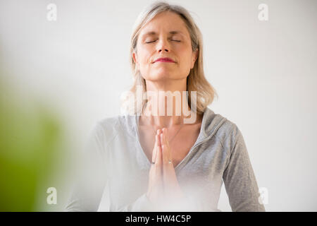 Kaukasische Frau, meditieren Stockfoto