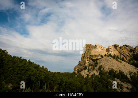 Niedrigen Winkel Ansicht des Mount Rushmore National Memorial, South Dakota, Vereinigte Staaten Stockfoto