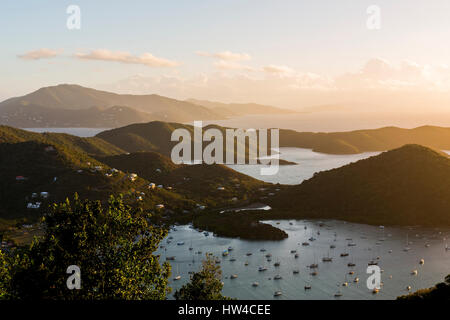 Luftaufnahme der Segelschiffe in Sanders Bay, Charlotte Amalie, St. John, Amerikanische Jungferninseln Stockfoto