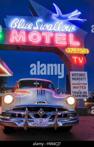 Altmodische Auto auf Motel Parkplatz nachts Stockfoto