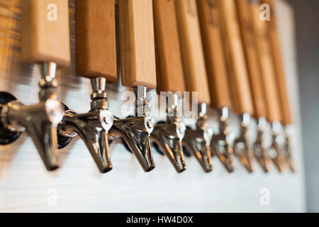 Nahaufnahme der Hähne, Bier Stockfoto