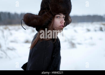 Ernsthafte kaukasischen Frau mit Pelzhut und Mantel im winter Stockfoto