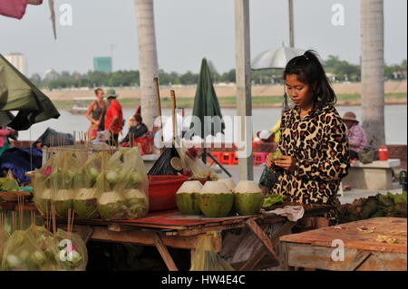 Coconut Straßenhändler auf der Riverside stall während des chinesischen neuen Jahres, der Tonle Sap Fluss im Hintergrund, Phnom Penh, Kambodscha. © kraig Lieb Stockfoto