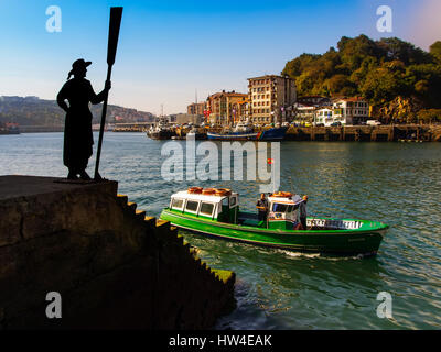 Boot von Pasajes de San Pedro, Pasai Donibane durchqueren. Fischerdorf von Pasajes de San Juan. San Sebastian, Golf von Biskaya, Provinz Gipuzkoa, Stockfoto