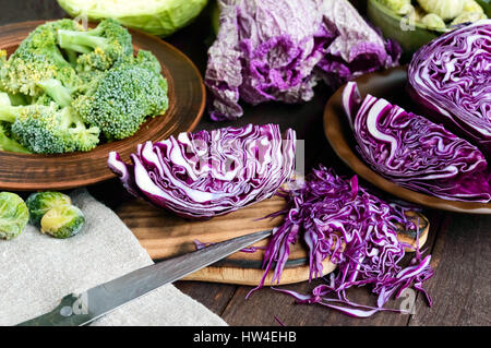 Viele Arten von Kohl - Brokkoli, Rosenkohl, weiß, rot, Chinakohl. Zutaten für die Zubereitung von Gemüsegerichten. Stockfoto